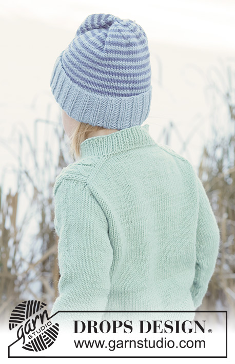 Chilly Charm Sweater / DROPS Children 50-16 - Pull tricoté pour enfant en DROPS Karisma. Se tricote de haut en bas avec épaules européennes / épaules biaisées et torsades. Du 2 au 14 ans.