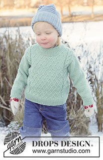 Chilly Charm Sweater / DROPS Children 50-16 - Pull tricoté pour enfant en DROPS Karisma. Se tricote de haut en bas avec épaules européennes / épaules biaisées et torsades. Du 2 au 14 ans.