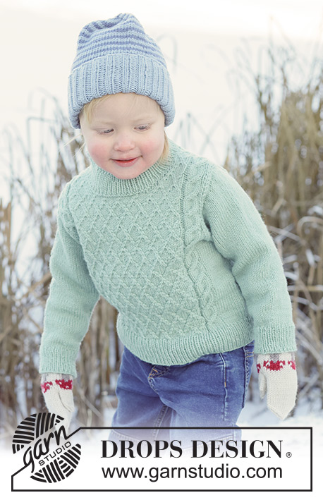 Chilly Charm Sweater / DROPS Children 50-16 - Pull tricoté pour enfant en DROPS Karisma. Se tricote de haut en bas avec épaules européennes / épaules biaisées et torsades. Du 2 au 14 ans.