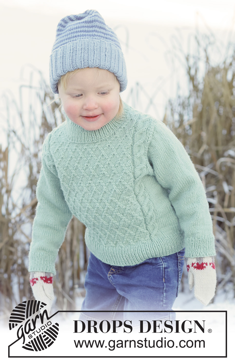 Chilly Charm Sweater / DROPS Children 50-16 - Pull tricoté pour enfant en DROPS Karisma. Se tricote de haut en bas avec épaules européennes / épaules biaisées et torsades. Du 2 au 14 ans.