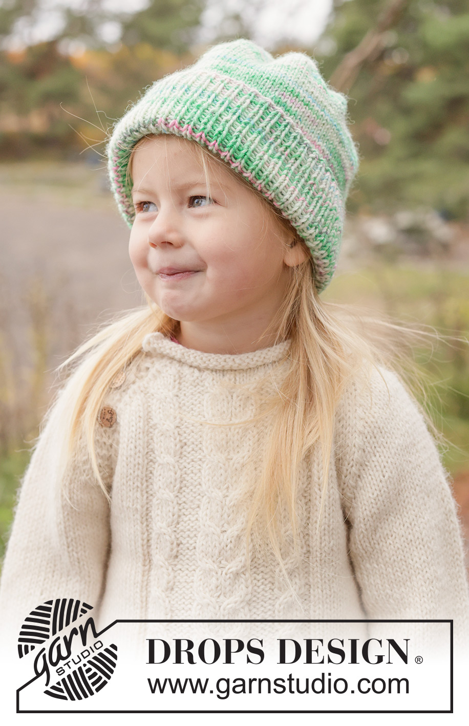 Sparkle Sprout Hat / DROPS Children 50-20 - Strikket hue til børn i DROPS Fiesta. Arbejdet strikkes i glatstrik med bukkekant. Størrelse 2 - 14 år.