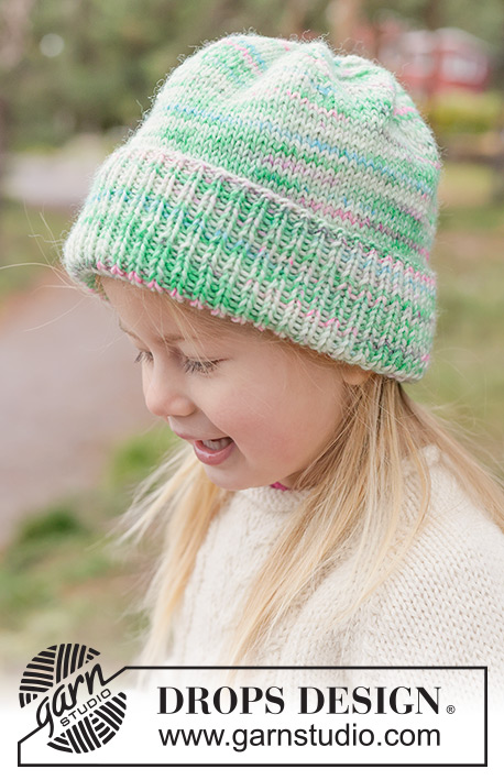 Sparkle Sprout Hat / DROPS Children 50-20 - Strikket hue til børn i DROPS Fiesta. Arbejdet strikkes i glatstrik med bukkekant. Størrelse 2 - 14 år.