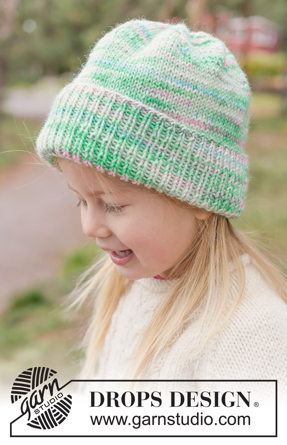 Sparkle Sprout Hat / DROPS Children 50-20 - Strikket hue til børn i DROPS Fiesta. Arbejdet strikkes i glatstrik med bukkekant. Størrelse 2 - 14 år.