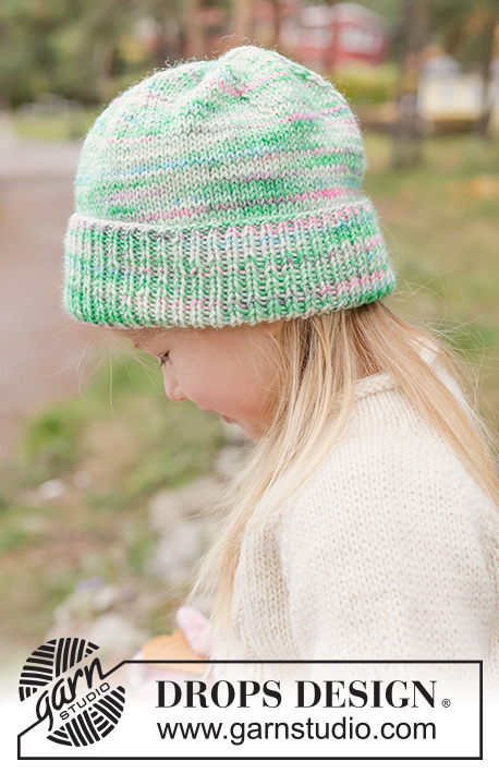 Sparkle Sprout Hat / DROPS Children 50-20 - Strikket hue til børn i DROPS Fiesta. Arbejdet strikkes i glatstrik med bukkekant. Størrelse 2 - 14 år.