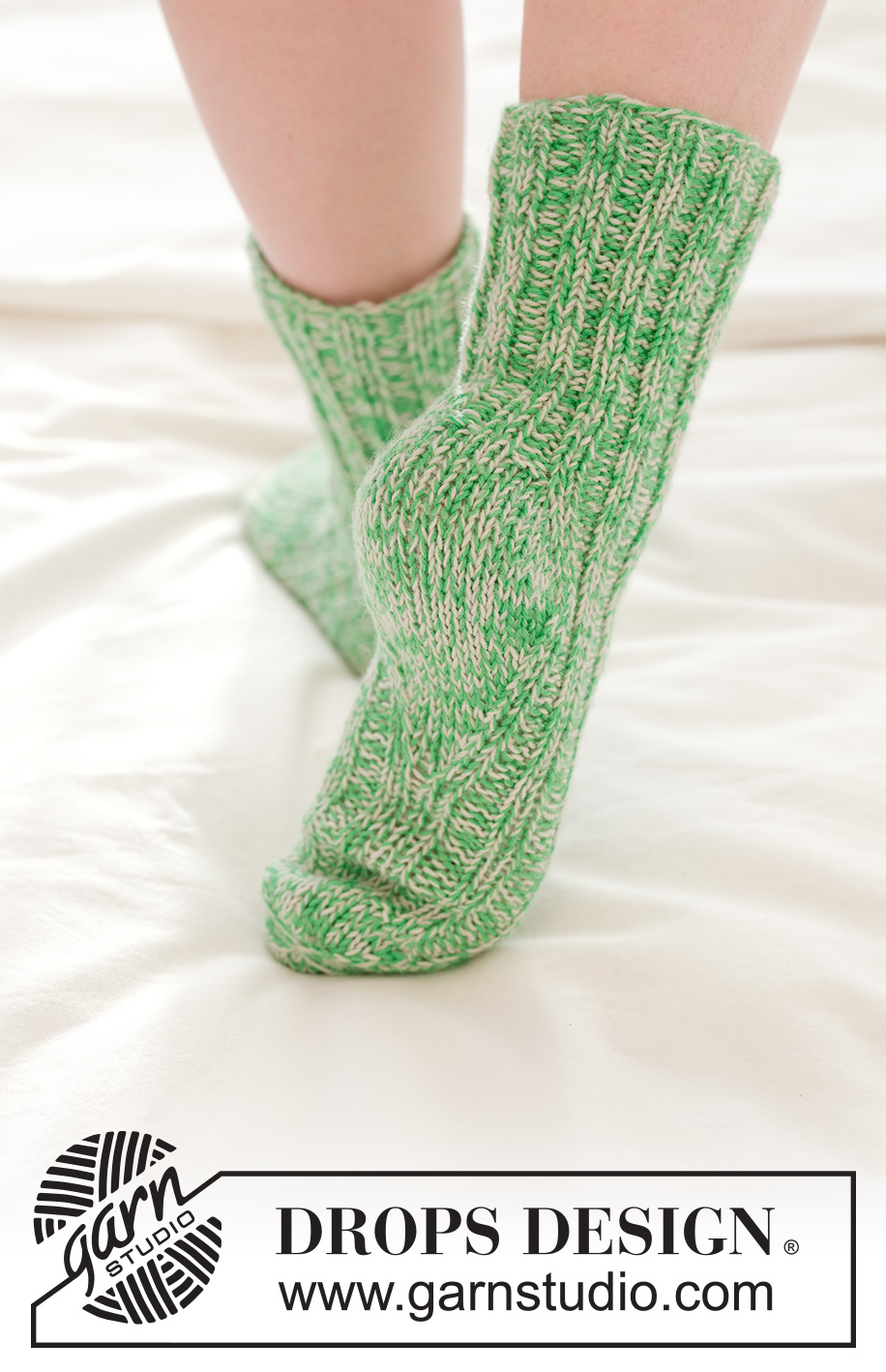 Speckled Moss Socks / DROPS Children 50-25 - Calze lavorate ai ferri in 2 capi di DROPS Fabel. Lavorate dall’alto in basso a coste e tallone a diamante. Taglie: 24 – 43.