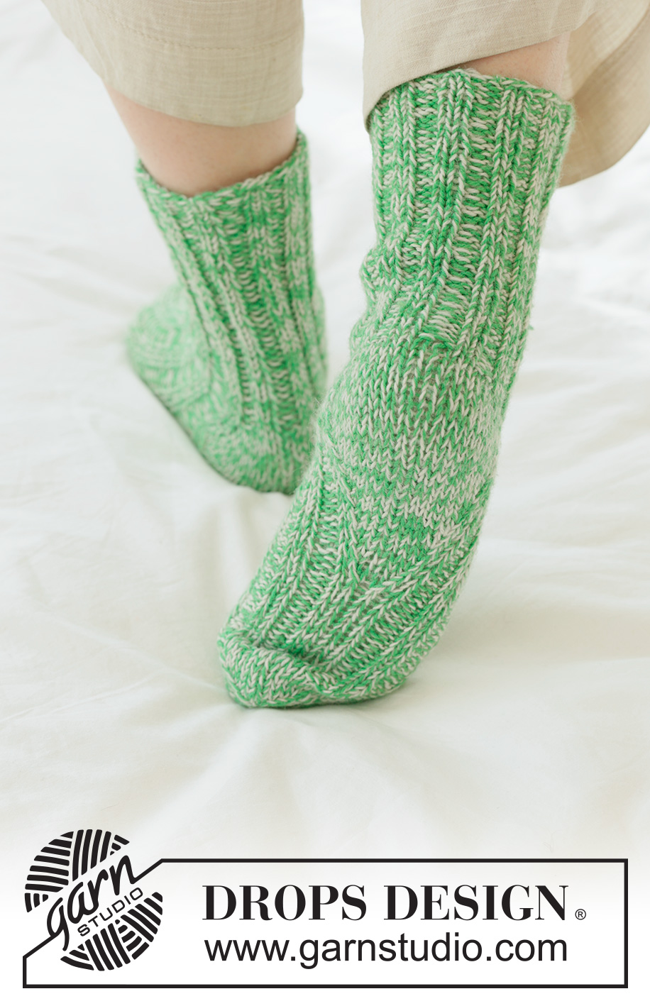 Speckled Moss Socks / DROPS Children 50-25 - Calze lavorate ai ferri in 2 capi di DROPS Fabel. Lavorate dall’alto in basso a coste e tallone a diamante. Taglie: 24 – 43.