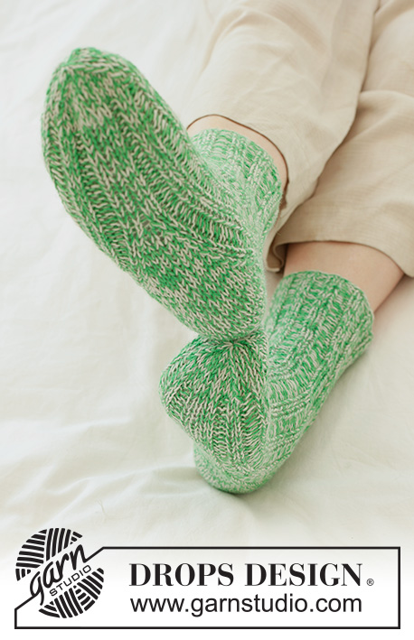 Speckled Moss Socks / DROPS Children 50-25 - Calze lavorate ai ferri in 2 capi di DROPS Fabel. Lavorate dall’alto in basso a coste e tallone a diamante. Taglie: 24 – 43.