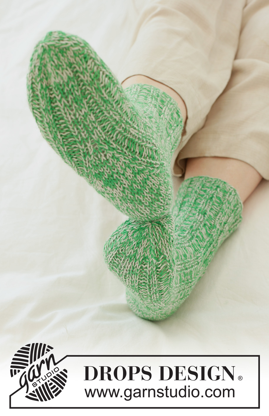 Speckled Moss Socks / DROPS Children 50-25 - Calze lavorate ai ferri in 2 capi di DROPS Fabel. Lavorate dall’alto in basso a coste e tallone a diamante. Taglie: 24 – 43.