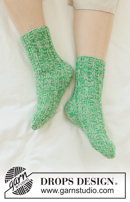 Speckled Moss Socks / DROPS Children 50-25 - Calze lavorate ai ferri in 2 capi di DROPS Fabel. Lavorate dall’alto in basso a coste e tallone a diamante. Taglie: 24 – 43.