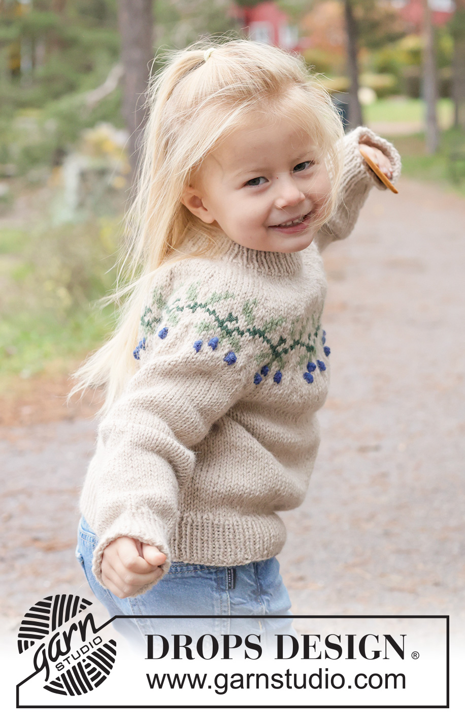 Blue Holly Sweater / DROPS Children 50-4 - Kötött pulóver gyerekeknek DROPS Nepal fonalból. A darabot fentről lefelé irányban készítjük- kerek vállrésszel és színes, bogyós mintával. 2 - 14 éveseknek való méretekben