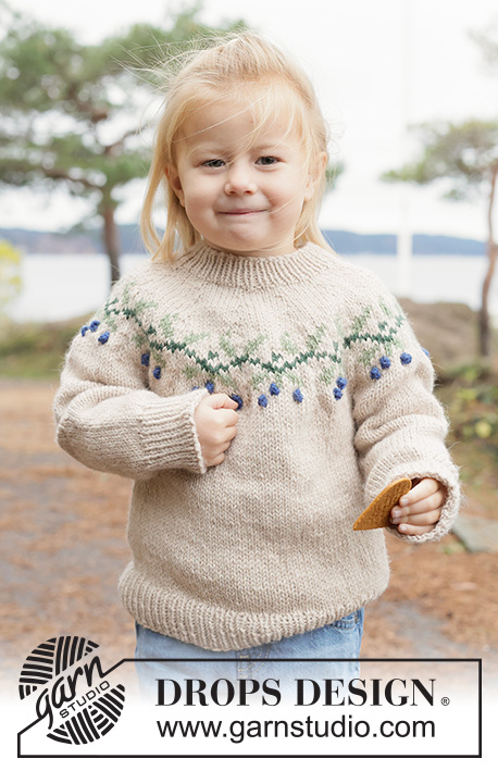 Blue Holly Sweater / DROPS Children 50-4 - Kötött pulóver gyerekeknek DROPS Nepal fonalból. A darabot fentről lefelé irányban készítjük- kerek vállrésszel és színes, bogyós mintával. 2 - 14 éveseknek való méretekben