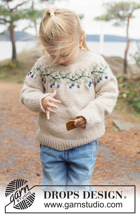 Blue Holly Sweater / DROPS Children 50-4 - Kötött pulóver gyerekeknek DROPS Nepal fonalból. A darabot fentről lefelé irányban készítjük- kerek vállrésszel és színes, bogyós mintával. 2 - 14 éveseknek való méretekben