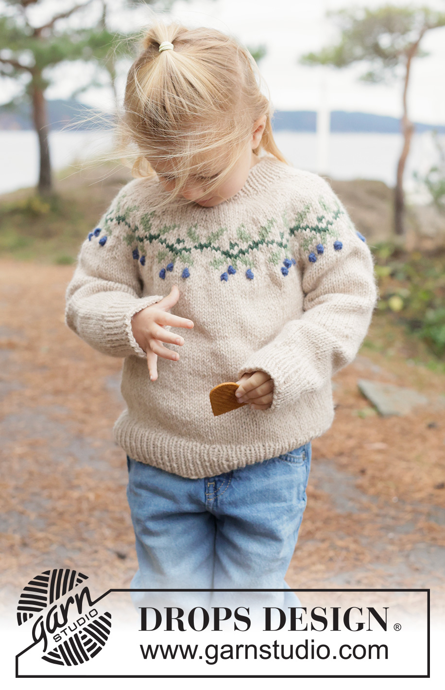 Blue Holly Sweater / DROPS Children 50-4 - Kötött pulóver gyerekeknek DROPS Nepal fonalból. A darabot fentről lefelé irányban készítjük- kerek vállrésszel és színes, bogyós mintával. 2 - 14 éveseknek való méretekben