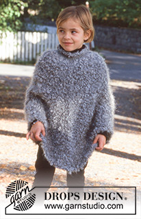 Blue Pigeon / DROPS Children 9-23 - DROPS Poncho van ‘Puddel’ en met hals van en DROPS beenwarmers van ’Karisma Superwash’. 