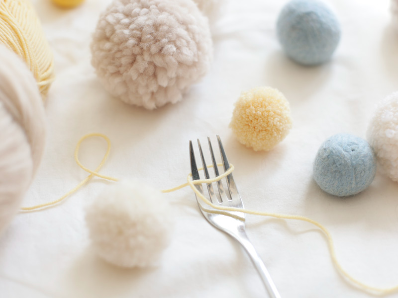 Pompons fork and yarn