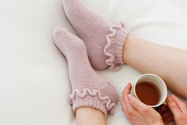 DROPS Design - Sommerliche Socken & Hausschuhe