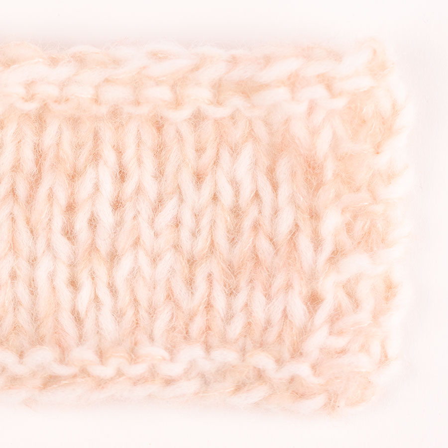 Yarn combinations skeins of DROPS Air 01, natur 
											+ DROPS Brushed Alpaca Silk 20, bleikur sandur