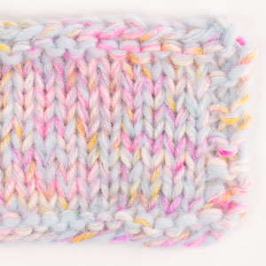 Yarn combinations skeins of DROPS Air 18, morgunþoka 
														+ DROPS Fiesta 14, regnbogaskraut + DROPS Kid-Silk 01, natur
