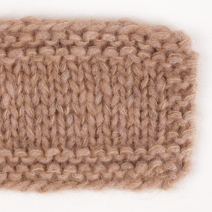 Yarn combinations skeins of DROPS Air 35, leir 
											+ DROPS Kid-Silk 42, mandla