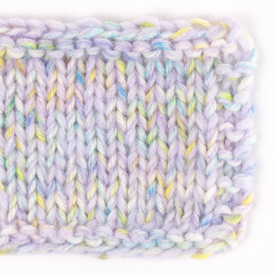 Swatch of DROPS Air 41, słodka orchidea 
											+ DROPS Fiesta 37, bajkowe światełka