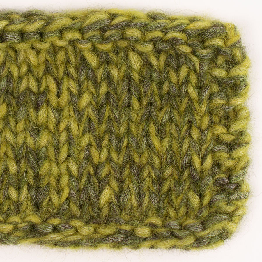 Swatch of DROPS Air 46, olive foncé 
											+ DROPS Air 60, vert olive vif