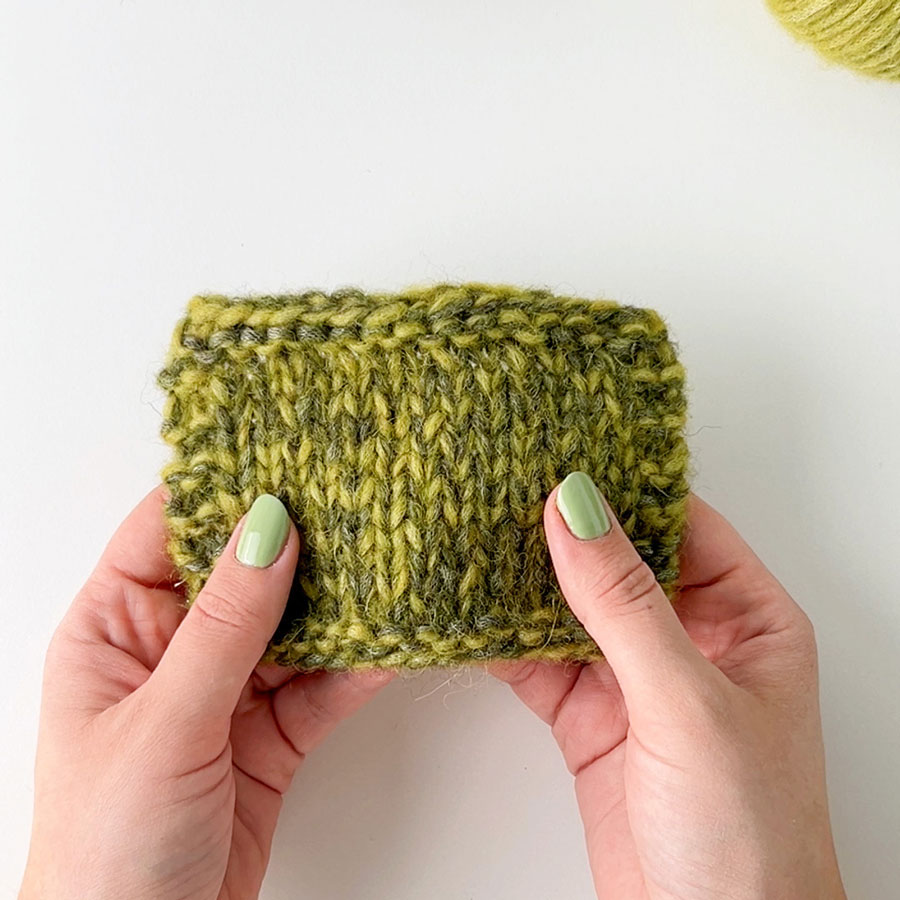 Yarn combination video thumbnail of DROPS Air 46, olive foncé + DROPS Air 60, vert olive vif