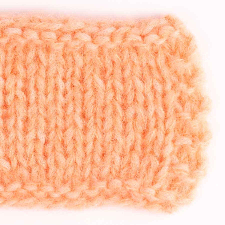Swatch of DROPS Air 54, søt aprikos 
											+ DROPS Brushed Alpaca Silk 37, søt aprikos