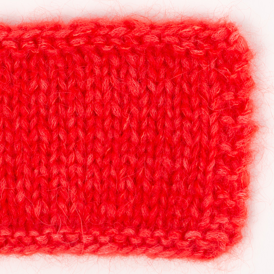 Yarn combinations skeins of DROPS Air 61, zářivá červená 
											+ DROPS Kid-Silk 61, zářivá červená