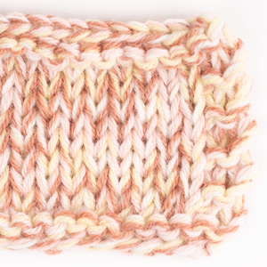 Yarn combinations skeins of DROPS Alpaca 9026, blush 
														+ DROPS Alpaca 9033, jarðaberjakrem + DROPS Flora 01, natur + DROPS Flora 26, límonaði
