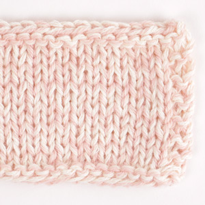Yarn combinations skeins of DROPS Alpaca 9033, jarðaberjakrem 
														+ DROPS Belle 02, natur