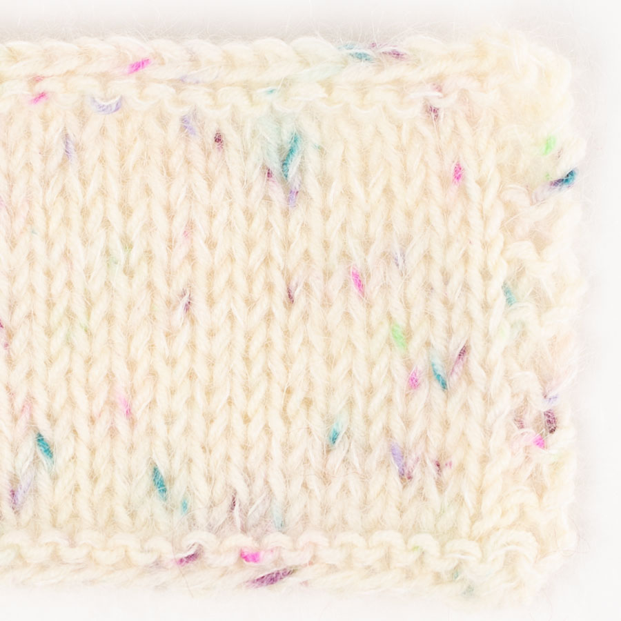 Swatch of DROPS Baby Merino 101, jagody & śmietanka 
											+ DROPS Kid-Silk 01, ecru