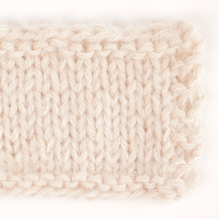 Swatch of DROPS Brushed Alpaca Silk 01, off white 
											+ DROPS Daisy 02, marzipan
