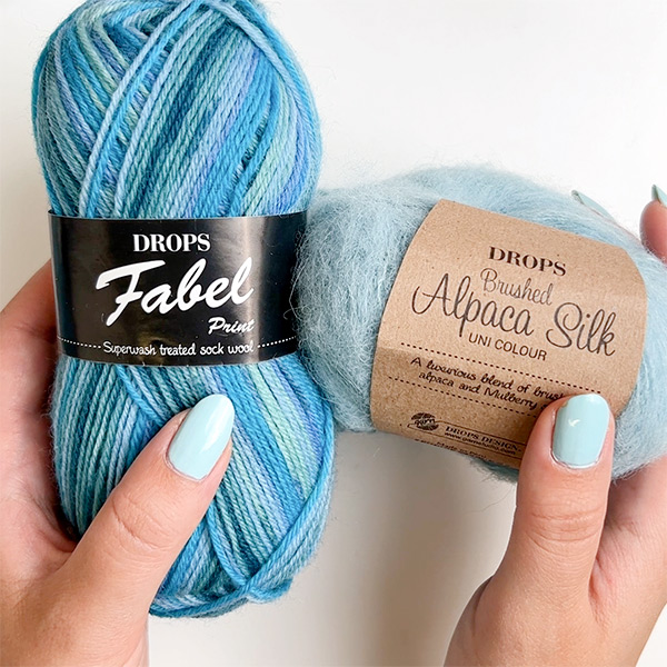 Swatch of DROPS Brushed Alpaca Silk 15, ljós sægrænn 
											+ DROPS Fabel 340, bláa lónið