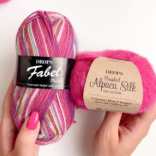 Swatch of DROPS Brushed Alpaca Silk 18, kirsuber 
											+ DROPS Fabel 161, bleikur draumur