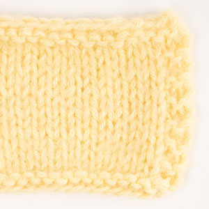 Yarn combinations skeins of DROPS Brushed Alpaca Silk 30, gulur 
														+ DROPS Daisy 16, límonaði