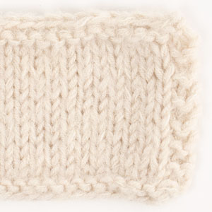 Swatch of DROPS Brushed Alpaca Silk 40, marzipan 
														+ DROPS Daisy 02, marzipan