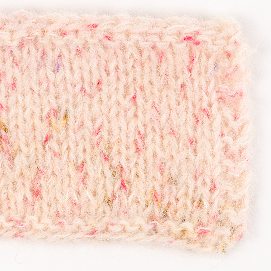 Swatch of DROPS Brushed Alpaca Silk 40, martsipan 
											+ DROPS Fabel 930, haldjatolm