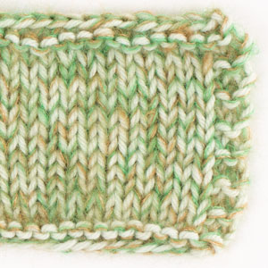 Yarn combinations skeins of DROPS Daisy 08, pistasíuís 
														+ DROPS Kid-Silk 48, páfagaukagrænn + DROPS Kid-Silk 50, karamella