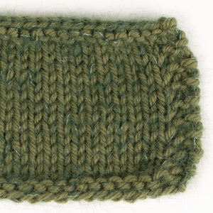 Swatch of DROPS Daisy 17, verde musgo 
														+ DROPS Kid-Silk 19, verde escuro