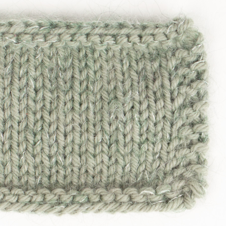 Yarn combinations skeins of DROPS Daisy 26, salvíugrænn 
											+ DROPS Kid-Silk 34, salvíu grænn