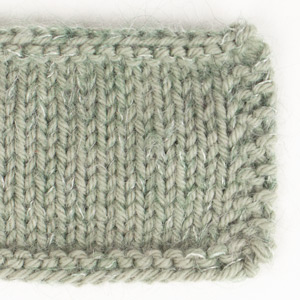 Yarn combinations skeins of DROPS Daisy 26, salvíugrænn 
														+ DROPS Kid-Silk 34, salvíu grænn