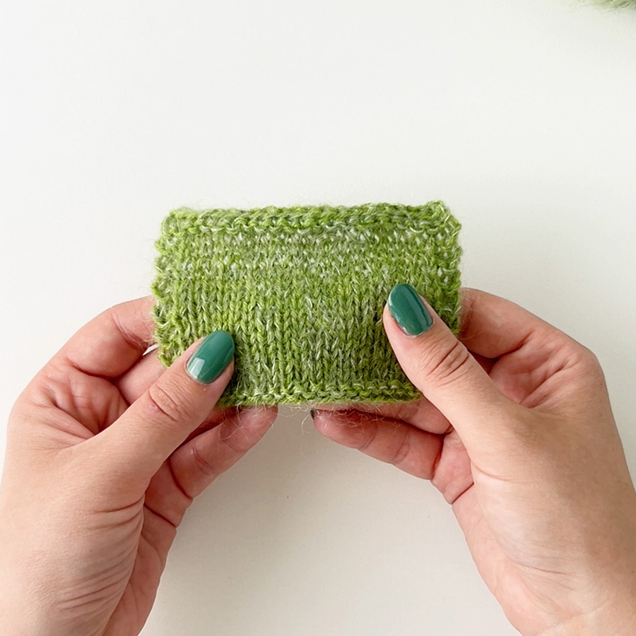 Yarn combination video thumbnail of DROPS Fabel 112, verde maçã + DROPS Kid-Silk 18, verde maçã