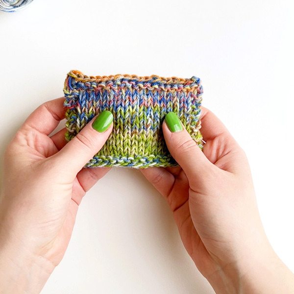 Yarn combination video thumbnail of DROPS Fabel 151, avokádókrém + DROPS Fabel 910, tengeri köd