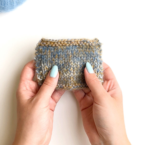 Yarn combination video thumbnail of DROPS Fabel 910, bruma de mar + DROPS Kid-Silk 08, azul denim claro + DROPS Kid-Silk 30, curry