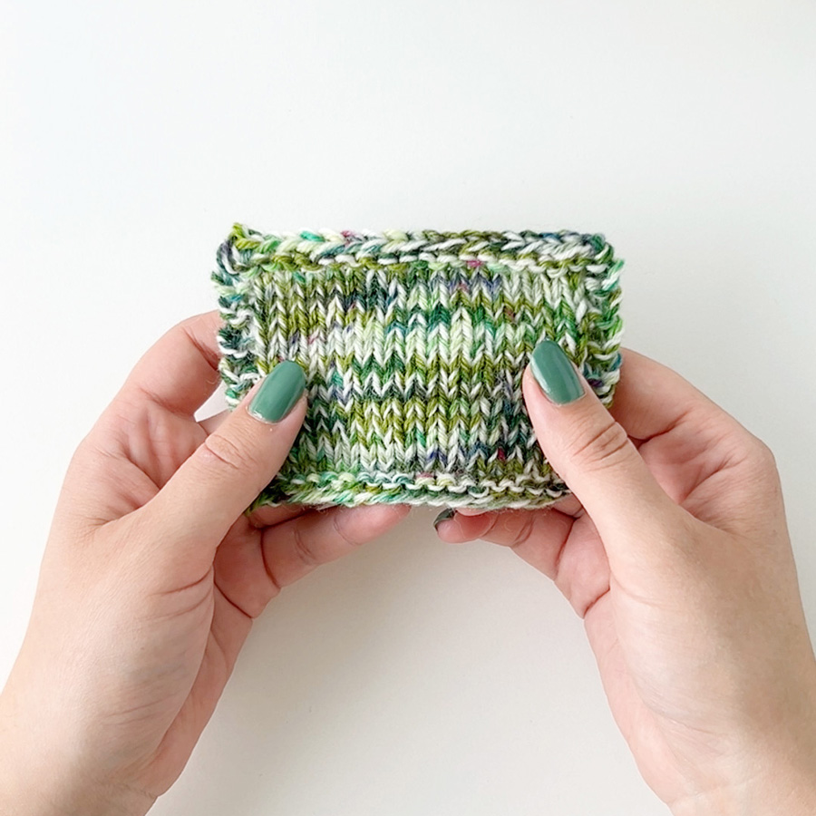 Yarn combination video thumbnail of DROPS Fabel 925, bær & krem + DROPS Fiesta 16, urtehage