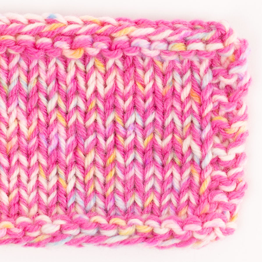 Swatch of DROPS Fiesta 11, cerise 
											+ DROPS Fiesta 14, regnbue strøssel