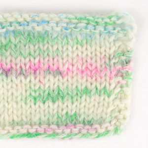 Yarn combinations skeins of DROPS Fiesta 18, vatnsmelóna 
														+ DROPS Kid-Silk 01, natur + DROPS Kid-Silk 47, pistasíuís