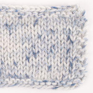 Yarn combinations skeins of DROPS Fiesta 24, gallabuxnablár þveginn 
														+ DROPS Kid-Silk 01, natur