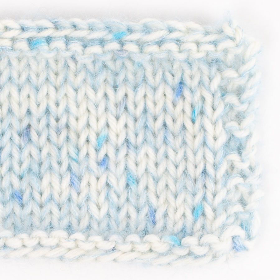 Swatch of DROPS Fiesta 42, cristales de hielo 
											+ DROPS Kid-Silk 08, azul denim claro