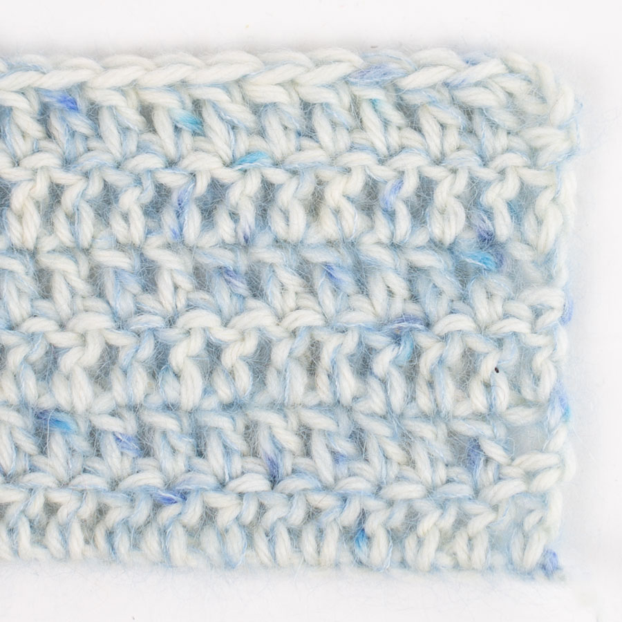 Swatch of DROPS Fiesta 42, cristales de hielo 
											+ DROPS Kid-Silk 08, azul denim claro